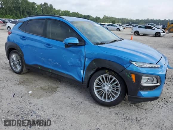 2020 Hyundai Kona SEL z VIN KM8K22AA7LU494405, wystawiony jako Copart lot #55375593 z przebiegiem 18 788 mil mil oraz . Historia ofert i sprzedaży dostępna na DreamBid. Obrazek 4.