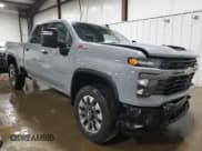 ✅ 2025 Chevrolet Silverado 2500HD Custom • VIN: 2GC4KME79S1135476 • Lot: 59478875. Wystawiony na Copart z przebiegiem 1 659 mil. Bezpłatny archiwum sprzedaży aukcyjnych z USA i szczegółowy raport historii pojazdu na DreamBid. Zdjęcie 4.