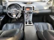 ✅ 2013 Toyota Venza LE • VIN: 4T3BK3BBXDU076068 • Lot: 92684075. Wystawiony na Copart z przebiegiem 211 241 mil. Bezpłatny archiwum sprzedaży aukcyjnych z USA i szczegółowy raport historii pojazdu na DreamBid. Zdjęcie 8.