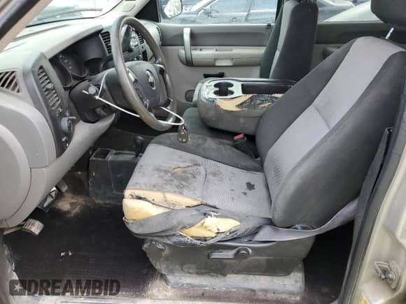 2009 Chevrolet Silverado 1500 LS z VIN 3GCEK13C59G206239, wystawiony jako Copart lot #57182505 z przebiegiem 391 993 mil mil oraz Czysty tytuł • Clean title. Historia ofert i sprzedaży dostępna na DreamBid. Obrazek 7.