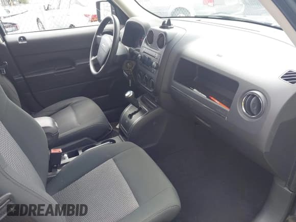 ✅ 2009 Jeep Patriot Sport • VIN: 1J4FF28B89D207956 • Lot: 43074273. Listed on IAAI with 98,775 mi. Free auction sales archive from the USA and detailed vehicle history report at DreamBid. Image 5.