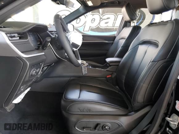 ✅ 2025 Jeep Grand Cherokee • VIN: 1C4RJYB63S8700765 • Lot: 65384575. Listed on Copart with 3,800 mi. Free auction sales archive from the USA and detailed vehicle history report at DreamBid. Image 7.