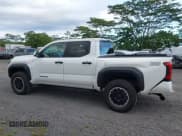 ✅ 2024 Toyota Tacoma SR5 • VIN: 3TYLB5JN0RT011867 • Lot: 43376269. Wystawiony na IAAI z przebiegiem 11 323 mil. Bezpłatny archiwum sprzedaży aukcyjnych z USA i szczegółowy raport historii pojazdu na DreamBid. Zdjęcie 14.