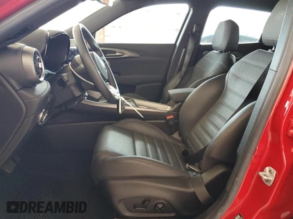 ✅ 2024 Alfa Romeo Tonale Ti • VIN: ZASPATCW8R3049900 • Lot: 70804085. Wystawiony na Copart z przebiegiem 3 463 mil. Bezpłatny archiwum sprzedaży aukcyjnych z USA i szczegółowy raport historii pojazdu na DreamBid. Zdjęcie 7.