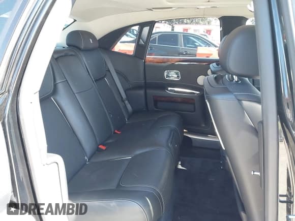 ✅ 2016 Rolls-Royce Ghost • VIN: SCA664S53GUX53668 • Lot: 43469088. Wystawiony na IAAI z przebiegiem 64 848 mil. Bezpłatny archiwum sprzedaży aukcyjnych z USA i szczegółowy raport historii pojazdu na DreamBid. Zdjęcie 8.