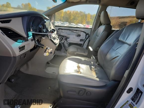 ✅ 2017 Toyota Sienna XLE • VIN: 5TDDZ3DC6HS173396 • Lot: 82459485. Wystawiony na Copart z przebiegiem 238 324 mil. Bezpłatny archiwum sprzedaży aukcyjnych z USA i szczegółowy raport historii pojazdu na DreamBid. Zdjęcie 7.