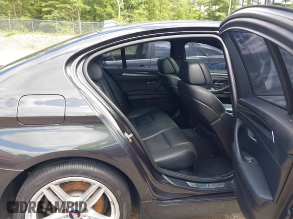 ✅ 2013 BMW 5 Series 550i xDrive • VIN: WBAFU9C50DDY71647 • Лот: 43031478. Опубликован ранее на IAAI с пробегом 132 004 миль. Бесплатный доступ к архиву аукционных продаж из США и подробный отчёт об истории автомобиля на DreamBid. Изображение 8.