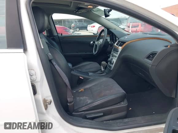 2012 Chevrolet Malibu 2LT z VIN 1G1ZD5E03CF369172, wystawiony jako IAAI lot #43084805 z przebiegiem 137 951 mil mil oraz . Historia ofert i sprzedaży dostępna na DreamBid. Obrazek 5.