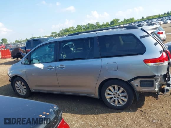 ✅ 2012 Toyota Sienna XLE • VIN: 5TDDK3DC0CS045751 • Lot: 42591445. Listed on IAAI with 196,791 mi. Free auction sales archive from the USA and detailed vehicle history report at DreamBid. Image 15.