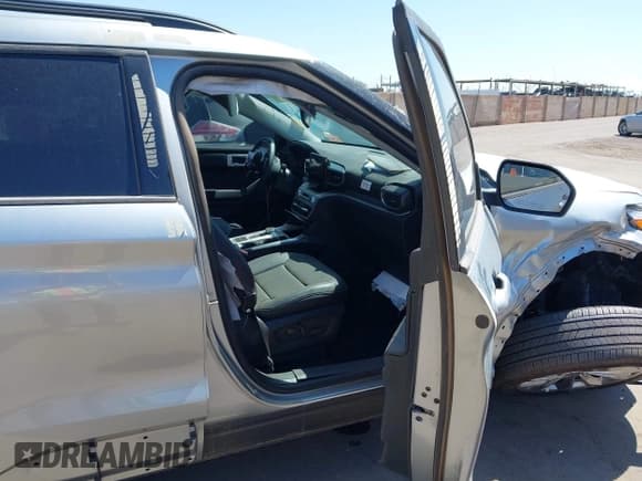 ✅ 2024 Ford Explorer XLT • VIN: 1FMSK7DH8RGA81728 • Lot: 41671142. Wystawiony na IAAI z przebiegiem 1 220 mil. Bezpłatny archiwum sprzedaży aukcyjnych z USA i szczegółowy raport historii pojazdu na DreamBid. Zdjęcie 5.