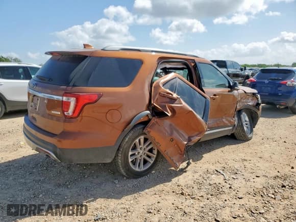 ✅ 2017 Ford Explorer XLT • VIN: 1FM5K7DH4HGD98501 • Lot: 62867825. Wystawiony na Copart z przebiegiem 141 062 mil. Bezpłatny archiwum sprzedaży aukcyjnych z USA i szczegółowy raport historii pojazdu na DreamBid. Zdjęcie 3.