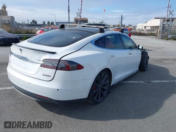 ✅ 2015 Tesla Model S 85D • VIN: 5YJSA1H4XFF081215 • Лот: 41657473. Опубликован ранее на IAAI с пробегом 143 847 миль. Бесплатный доступ к архиву аукционных продаж из США и подробный отчёт об истории автомобиля на DreamBid. Изображение 4.