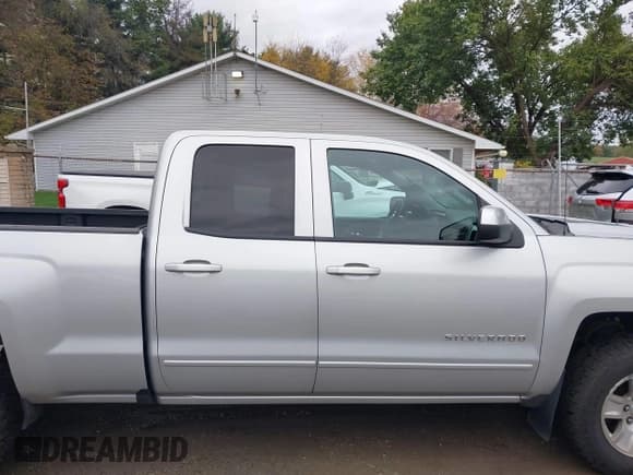 ✅ 2018 Chevrolet Silverado 1500 LT • VIN: 2GCVKREC8J1100473 • Lot: 43497902. Wystawiony na IAAI z przebiegiem 123 709 mil. Bezpłatny archiwum sprzedaży aukcyjnych z USA i szczegółowy raport historii pojazdu na DreamBid. Zdjęcie 13.
