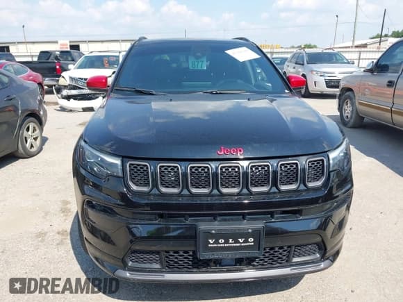 ✅ 2023 Jeep Compass (RED) Edition • VIN: 3C4NJDCN0PT517779 • Lot: 43219286. Wystawiony na IAAI z przebiegiem 17 291 mil. Bezpłatny archiwum sprzedaży aukcyjnych z USA i szczegółowy raport historii pojazdu na DreamBid. Zdjęcie 12.