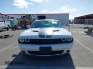 ✅ 2017 Dodge Challenger SXT • VIN: 2C3CDZAG5HH640055 • Lot: 43592589. Wystawiony na IAAI z przebiegiem 127 512 mil. Bezpłatny archiwum sprzedaży aukcyjnych z USA i szczegółowy raport historii pojazdu na DreamBid. Zdjęcie 13.