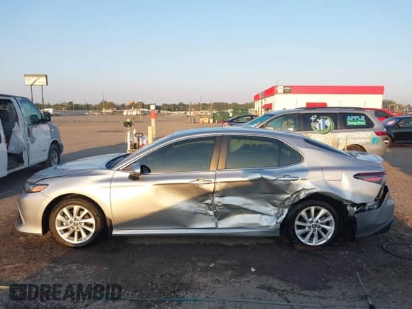 2023 Toyota Camry LE z VIN 4T1C11AK4PU147534, wystawiony jako IAAI lot #43337127 z przebiegiem 11 969 mil mil oraz . Historia ofert i sprzedaży dostępna na DreamBid. Obrazek 14.
