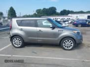✅ 2019 Kia Soul + • VIN: KNDJP3A57K7631608 • Lot: 43157024. Wystawiony na IAAI z przebiegiem 63 847 mil. Bezpłatny archiwum sprzedaży aukcyjnych z USA i szczegółowy raport historii pojazdu na DreamBid. Zdjęcie 14.