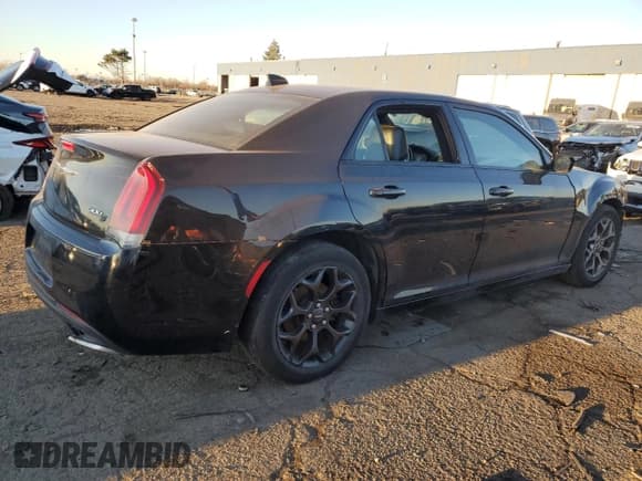 ✅ 2016 Chrysler 300 S • VIN: 2C3CCAGG4GH253202 • Lot: 92916435. Wystawiony na Copart z przebiegiem 158 891 mil. Bezpłatny archiwum sprzedaży aukcyjnych z USA i szczegółowy raport historii pojazdu na DreamBid. Zdjęcie 3.