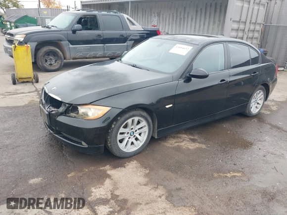 ✅ 2007 BMW 3 Series 328i • VIN: WBAVA33527KX81661 • Лот: 43804652. Опубликован ранее на IAAI с пробегом 198 336 миль. Бесплатный доступ к архиву аукционных продаж из США и подробный отчёт об истории автомобиля на DreamBid. Изображение 2.