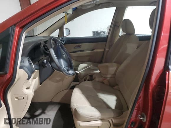 ✅ 2007 Kia Rondo EX • VIN: KNAFG526277112785 • Лот: 82759285. Опубликован ранее на Copart с пробегом 142 200 миль. Бесплатный доступ к архиву аукционных продаж из США и подробный отчёт об истории автомобиля на DreamBid. Изображение 7.