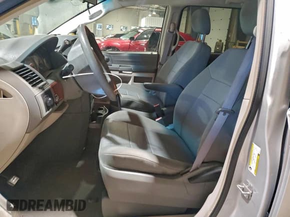 ✅ 2008 Chrysler Town & Country LX • VIN: 2A8HR44H78R137124 • Lot: 93772055. Wystawiony na Copart z przebiegiem 173 752 mil. Bezpłatny archiwum sprzedaży aukcyjnych z USA i szczegółowy raport historii pojazdu na DreamBid. Zdjęcie 7.