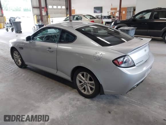 2008 Hyundai Tiburon GS z VIN KMHHM66DX8U296083, wystawiony jako IAAI lot #42611611 z przebiegiem 164 438 mil mil oraz . Historia ofert i sprzedaży dostępna na DreamBid. Obrazek 3.