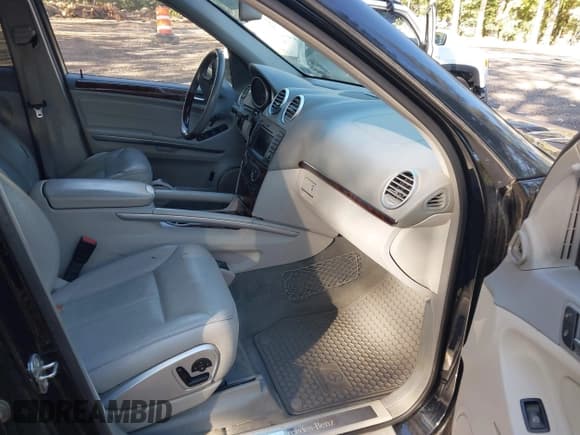 ✅ 2010 Mercedes-Benz GL 550 • VIN: 4JGBF8GEXAA583692 • Lot: 43420853. Wystawiony na IAAI z przebiegiem Nie podano. Bezpłatny archiwum sprzedaży aukcyjnych z USA i szczegółowy raport historii pojazdu na DreamBid. Zdjęcie 5.