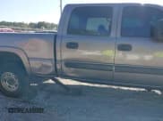 ✅ 2006 Chevrolet Silverado 2500HD Work Truck • VIN: 1GCHC23U06F122366 • Lot: 43701699. Wystawiony na IAAI z przebiegiem 330 993 mil. Bezpłatny archiwum sprzedaży aukcyjnych z USA i szczegółowy raport historii pojazdu na DreamBid. Zdjęcie 20.