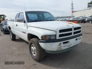 ✅ 1997 Dodge 1500 • VIN: 3B7HF13Y7VG748305 • Lot: 41609939. Wystawiony na IAAI z przebiegiem 274 396 mil. Bezpłatny archiwum sprzedaży aukcyjnych z USA i szczegółowy raport historii pojazdu na DreamBid. Zdjęcie 1.