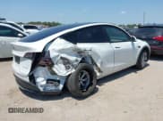 ✅ 2023 Tesla Model Y Long Range • VIN: 7SAYGAEE0PF685043 • Lot: 42948296. Wystawiony na IAAI z przebiegiem 31 956 mil. Bezpłatny archiwum sprzedaży aukcyjnych z USA i szczegółowy raport historii pojazdu na DreamBid. Zdjęcie 4.