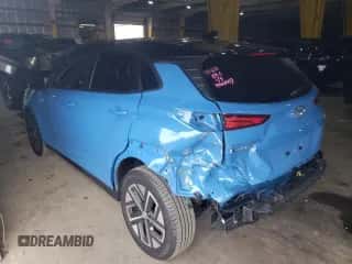 2022 Hyundai Kona SEL z VIN KM8K23AG8NU152264, wystawiony jako Copart lot #37145483 z przebiegiem 3 880 mil mil oraz . Historia ofert i sprzedaży dostępna na DreamBid. Obrazek 2.