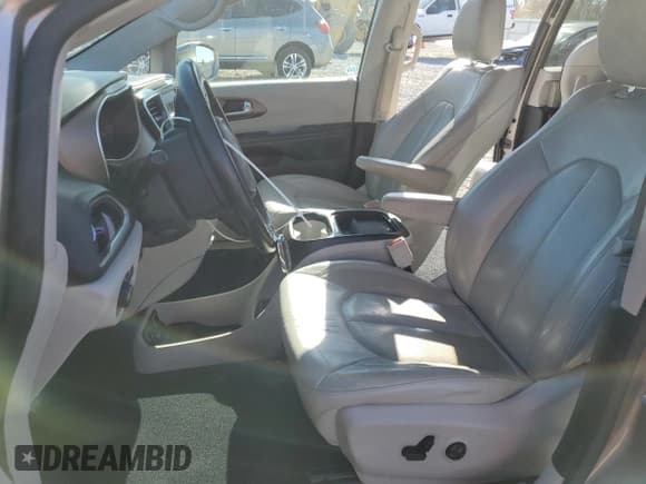 ✅ 2018 Chrysler Pacifica Touring L • VIN: 2C4RC1BG6JR306562 • Lot: 91841865. Listed on Copart with 123,809 mi. Free auction sales archive from the USA and detailed vehicle history report at DreamBid. Image 7.