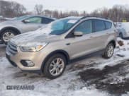 ✅ 2017 Ford Escape SE • VIN: 1FMCU9GD9HUC55311 • Лот: 43815367. Опубликован ранее на IAAI с пробегом 117 889 миль. Бесплатный доступ к архиву аукционных продаж из США и подробный отчёт об истории автомобиля на DreamBid. Изображение 2.