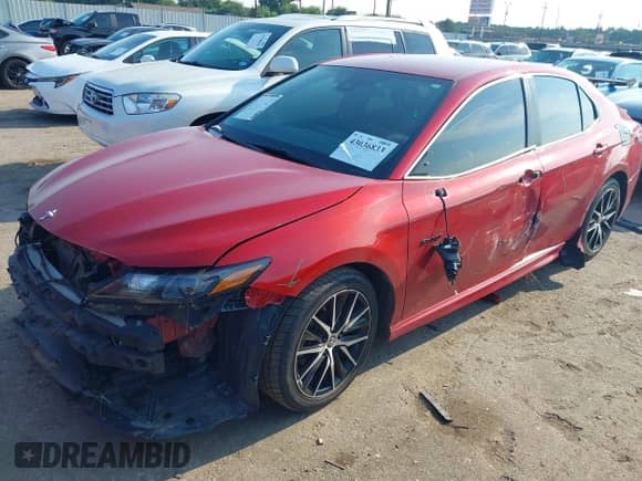 2022 Toyota Camry SE z VIN 4T1G11AK7NU036054, wystawiony jako IAAI lot #43036833 z przebiegiem 106 915 mil mil oraz . Historia ofert i sprzedaży dostępna na DreamBid. Obrazek 2.