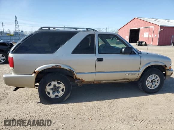 ✅ 2005 Chevrolet Blazer LS • VIN: 1GNCT18X55K111366 • Lot: 54942375. Wystawiony na Copart z przebiegiem Nie podano. Bezpłatny archiwum sprzedaży aukcyjnych z USA i szczegółowy raport historii pojazdu na DreamBid. Zdjęcie 3.
