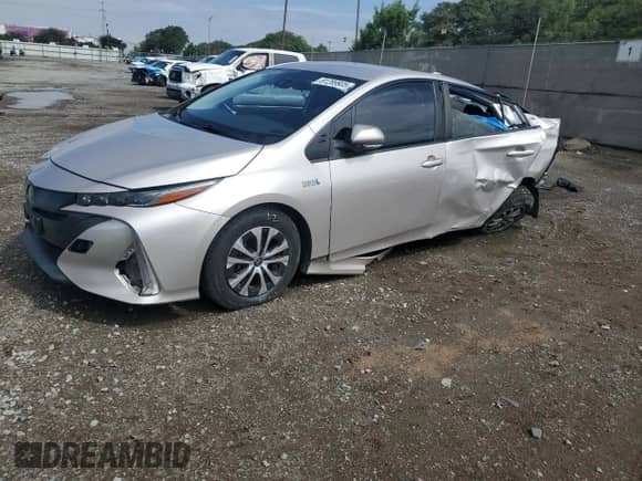 2021 Toyota Prius LE z VIN JTDKAMFP6M3186049, wystawiony jako Copart lot #81289905 z przebiegiem 271 061 mil mil oraz Szkoda całkowita • Salvage title. Historia ofert i sprzedaży dostępna na DreamBid. Obrazek 1.