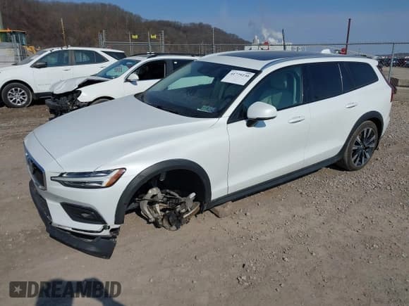 ✅ 2021 Volvo V60 • VIN: YV4102WK2M1067849 • Lot: 41779230. Listed on IAAI with 42,490 mi. Free auction sales archive from the USA and detailed vehicle history report at DreamBid. Image 2.