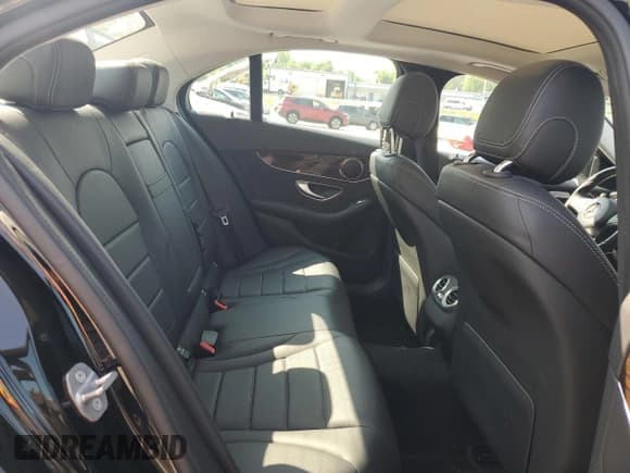 ✅ 2018 Mercedes-Benz C 300 • VIN: WDDWF4KB3JR359635 • Lot: 59393945. Wystawiony na Copart z przebiegiem 37 400 mil. Bezpłatny archiwum sprzedaży aukcyjnych z USA i szczegółowy raport historii pojazdu na DreamBid. Zdjęcie 10.