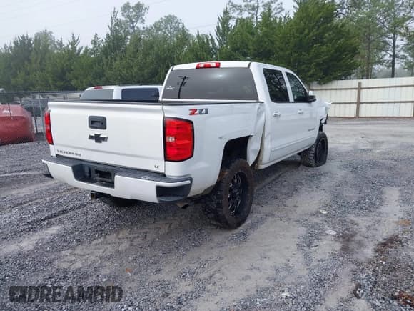 ✅ 2018 Chevrolet Silverado 1500 LT • VIN: 3GCUKREH0JG102278 • Lot: 43499476. Listed on IAAI with 121,159 mi. Free auction sales archive from the USA and detailed vehicle history report at DreamBid. Image 4.