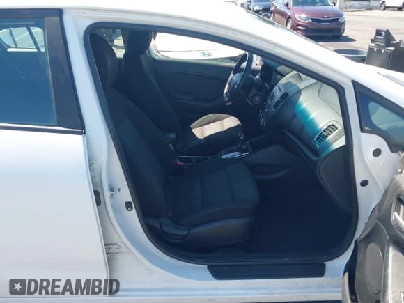 ✅ 2017 Kia Forte LX • VIN: 3KPFK4A79HE077038 • Lot: 43132045. Wystawiony na IAAI z przebiegiem 141 338 mil. Bezpłatny archiwum sprzedaży aukcyjnych z USA i szczegółowy raport historii pojazdu na DreamBid. Zdjęcie 5.