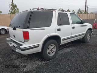 1998 Chevrolet Blazer LS z VIN 1GNDT13W9W2135917, wystawiony jako IAAI lot #43442082 z przebiegiem Nie podano mil oraz . Historia ofert i sprzedaży dostępna na DreamBid. Obrazek 4.