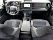 ✅ 2022 Ford Bronco • VIN: 1FMEE5DP0NLA81692 • Lot: 51936265. Wystawiony na Copart z przebiegiem 28 843 mil. Bezpłatny archiwum sprzedaży aukcyjnych z USA i szczegółowy raport historii pojazdu na DreamBid. Zdjęcie 8.