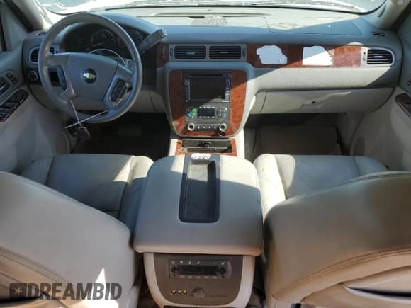 ✅ 2011 Chevrolet Suburban LTZ • VIN: 1GNSCKE00BR216666 • Lot: 77368824. Wystawiony na Copart z przebiegiem 185 922 mil. Bezpłatny archiwum sprzedaży aukcyjnych z USA i szczegółowy raport historii pojazdu na DreamBid. Zdjęcie 8.