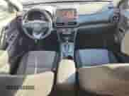 2021 Hyundai Kona SEL z VIN KM8K2CAA7MU747844, wystawiony jako Copart lot #69268615 z przebiegiem 87 147 mil mil oraz Szkoda całkowita • Salvage title. Historia ofert i sprzedaży dostępna na DreamBid. Obrazek 8.