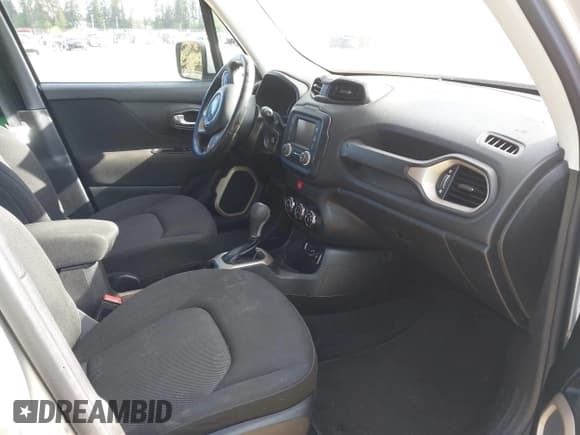 ✅ 2017 Jeep Renegade Altitude • VIN: ZACCJABB0HPF03399 • Lot: 42204522. Wystawiony na IAAI z przebiegiem 60 100 mil. Bezpłatny archiwum sprzedaży aukcyjnych z USA i szczegółowy raport historii pojazdu na DreamBid. Zdjęcie 5.