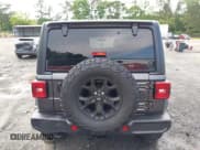 ✅ 2021 Jeep Wrangler Unlimited Willys • VIN: 1C4HJXDG2MW646904 • Lot: 42267506. Wystawiony na IAAI z przebiegiem 55 530 mil. Bezpłatny archiwum sprzedaży aukcyjnych z USA i szczegółowy raport historii pojazdu na DreamBid. Zdjęcie 17.