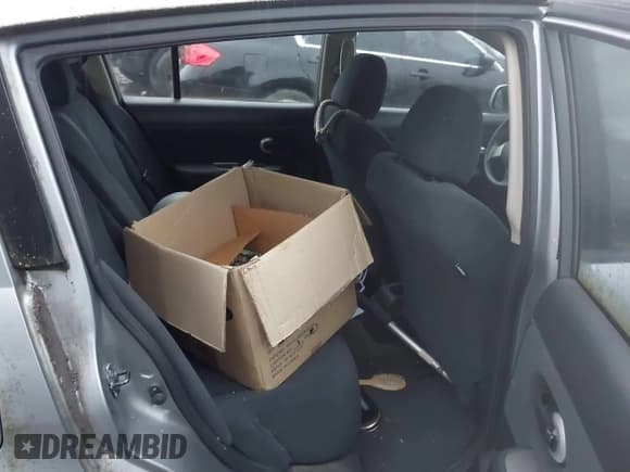 ✅ 2011 Nissan Versa S • VIN: 3N1BC1CP2BL430569 • Lot: 43819287. Wystawiony na IAAI z przebiegiem Nie podano. Bezpłatny archiwum sprzedaży aukcyjnych z USA i szczegółowy raport historii pojazdu na DreamBid. Zdjęcie 8.