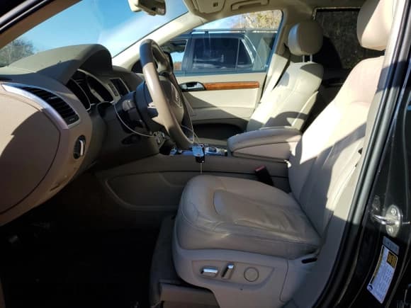 ✅ 2014 Audi Q7 Premium Plus • VIN: WA1LGAFE1ED010547 • Lot: 91242375. Wystawiony na Copart z przebiegiem 143 471 mil. Bezpłatny archiwum sprzedaży aukcyjnych z USA i szczegółowy raport historii pojazdu na DreamBid. Zdjęcie 7.