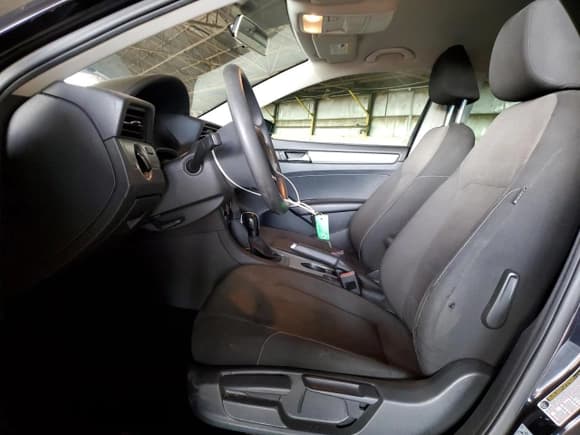 ✅ 2020 Volkswagen Passat S • VIN: 1VWAA7A35LC003950 • Lot: 69053915. Wystawiony na Copart z przebiegiem 148 714 mil. Bezpłatny archiwum sprzedaży aukcyjnych z USA i szczegółowy raport historii pojazdu na DreamBid. Zdjęcie 7.