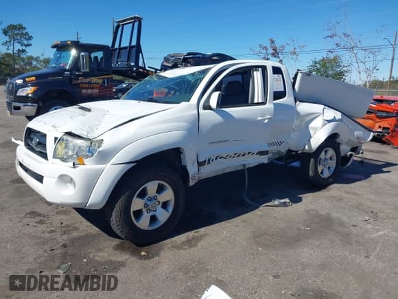 ✅ 2005 Toyota Tacoma • VIN: 5TEUU42N15Z046045 • Lot: 43672622. Listed on IAAI with 105,268 mi. Free auction sales archive from the USA and detailed vehicle history report at DreamBid. Image 2.